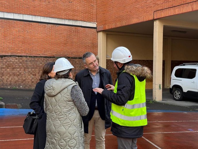 Visita del concejal de Infraestructuras Urbanas y Rurales del Ayuntamiento de Gijón, Gilberto Villoria, a las obras de reforma del Colegio Público Los Campos.