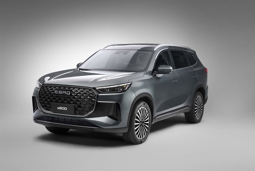 Archivo - El modelo Ebro s800 se produce en la Ebro Factory, la antigua planta de Nissan en la Zona Franca de Barcelona, que ya ha reincorporado a más de 700 empleados
