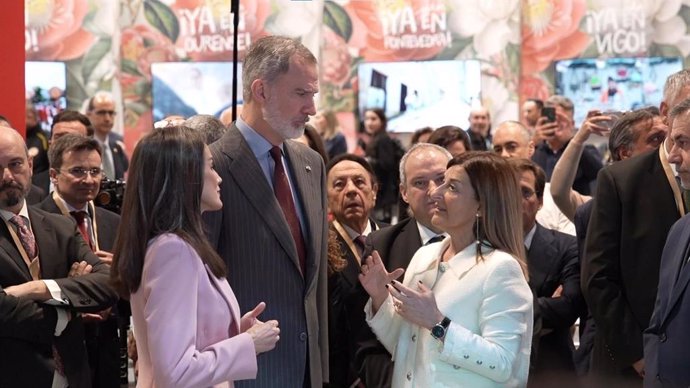 Los Reyes de España junto a la presidenta de Cantabria, María José Sáenz de Buruaga, en el stand de la comunidad en Fitur