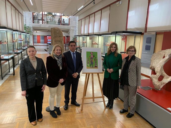 De izda a dcha, Fernández, De Gregorio, Martínez, Sancho y Arlegui en la donación del cuadro 'Surrealista' al Museo Numantino de Soria.