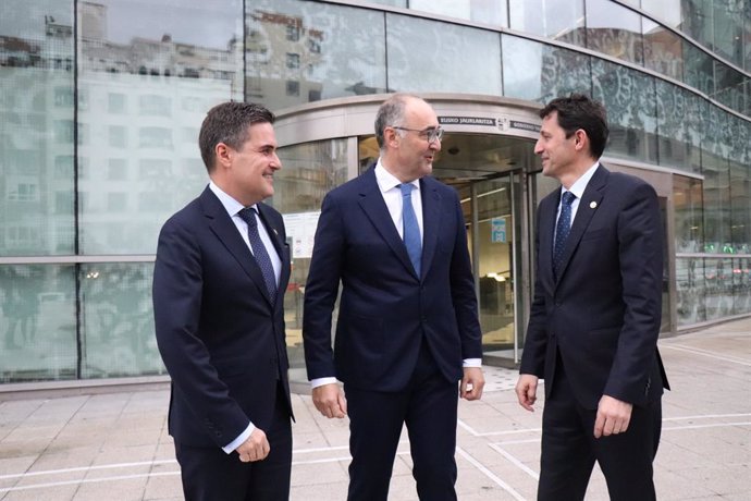 El consejero de Industria, Transición Energética y Sostenibilidad, Mikel Jauregi, el presidente del grupo, Eric Arana, y el consejero de Hacienda y Finanzas, Noël d'Anjou.