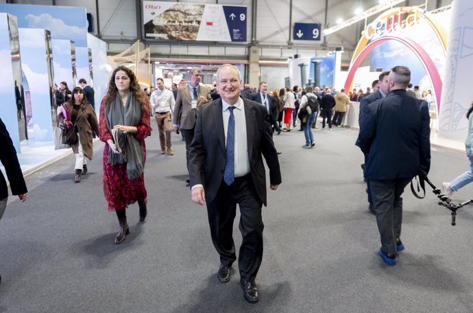 El ministro de Industria y Turismo, Jordi Hereu pasea por la 45ª edición de la Feria Internacional de Turismo (FITUR), en IFEMA, a 22 de enero de 2025, en Madrid (España).