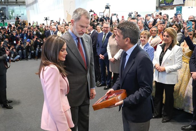 Sus Majestades los Reyes y Mazón en Fitur