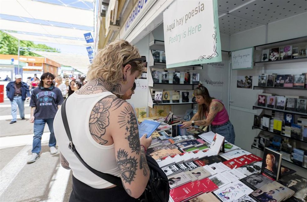 Archivo - Una persona visita una caseta durante la inauguración de la 83 edición de la Feria del Libro de Madrid, en el Parque del Retiro, a 31 de mayo de 2024, en Madrid (España). La Feria del Libro se celebra anualmente con el fin de promover el libr
