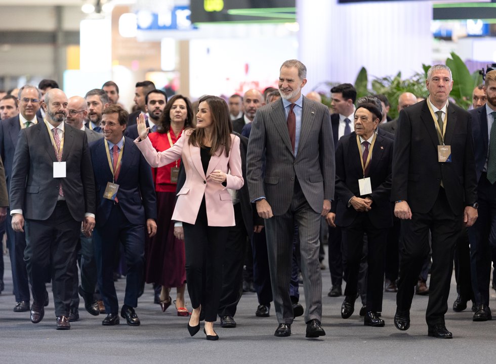 (I-D) El presidente del Senado, Pedro Rollán; el alcalde de Madrid, José Luis Martínez-Almeida; la Reina Letizia; el Rey Felipe VI y el presidente de IFEMA, José Vicente de los Mozos, durante la inauguración de la 45 edición de la Feria Internacional 