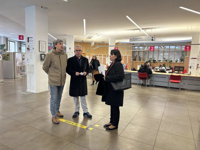 Soria ¡YA! De izda a dcha, Palomar, Ceña y García registran la petición de una reunión con la consejera de Educación .