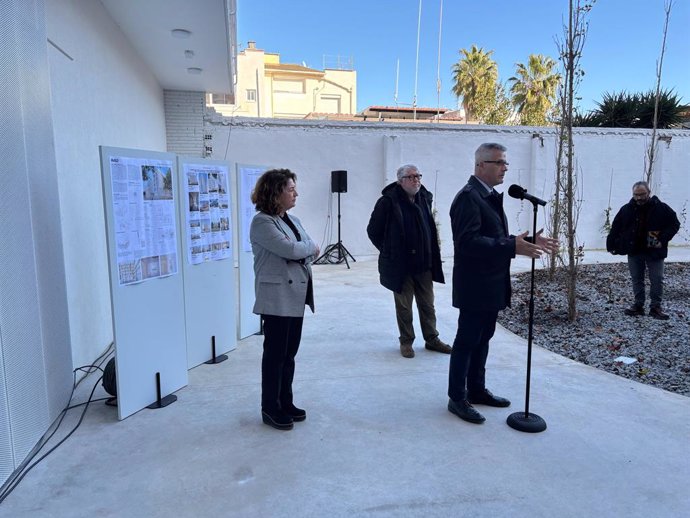 El secretari d'estat d'Habitatge i Agenda Urbana, David Lucas, al costat del vicepresident executiu de l'AMB, Antonio Balmón, i l'alcaldessa de Viladecans, Olga Morales