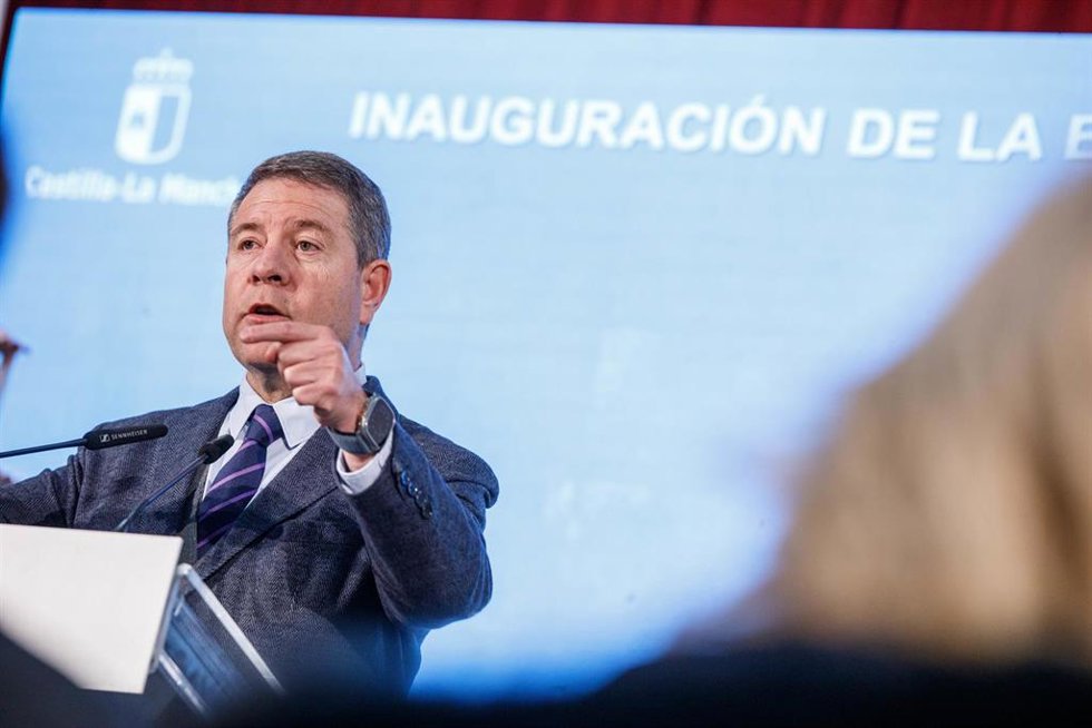 Archivo - El presidente de Castilla-La Mancha, Emiliano García-Page, interviene tras inaugurar la escuela infantil de Talayuelas. Foto de archivo.