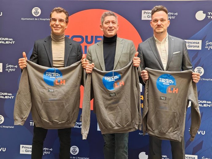 El director de la Fundació Princesa de Girona, Salvador Tasqué, el alcalde de L'Hospitalet de Llobregat (Barcelona), David Quirós, y el ganador del Premi Princesa de Girona Social 2013 y consejero delegado de Agbar, Felipe Campos.