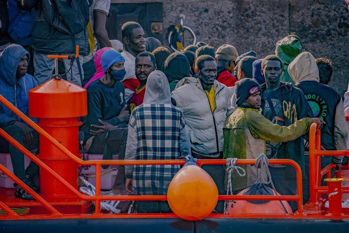 Archivo - Una lancha de Salvamento Marítimo tras el rescate de un cayuco a su llegada al Puerto de la Restinga