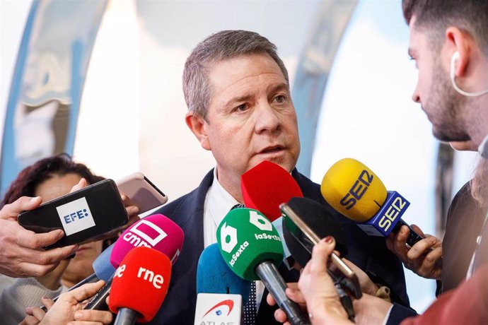 El presidente de Castilla-La Mancha, Emiliano García-Page, atiende a los medios tras asistir a la inauguración de la Feria Internacional de Turismo.