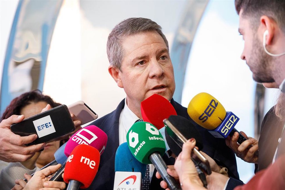 El presidente de Castilla-La Mancha, Emiliano García-Page, atiende a los medios tras asistir a la inauguración de la Feria Internacional de Turismo.