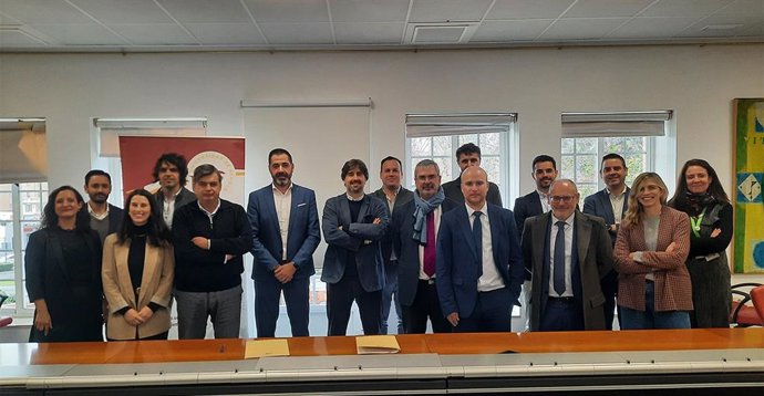 La US y Schneider Electric crean una cátedra para "liderar" digitalización e inteligencia artificial industrial.