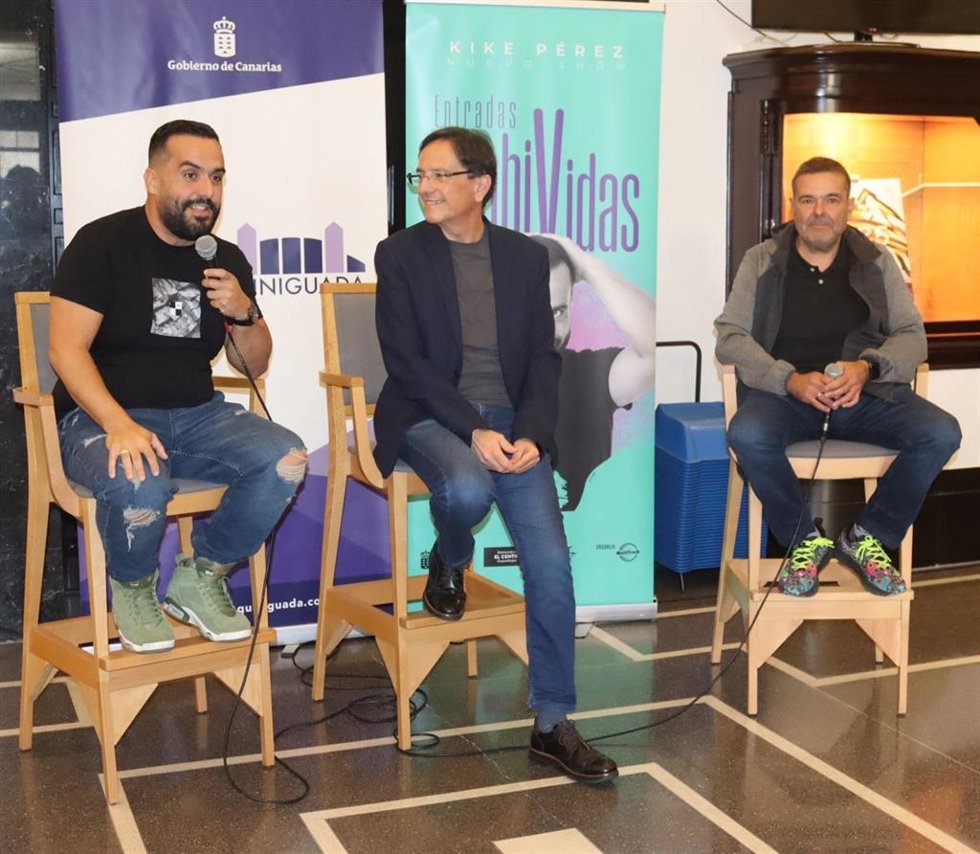 Kike Pérez junto a Cristóbal de la Rosa (centro) y Francisco Chinea en una rueda de prensa en el Teatro Guiniguada