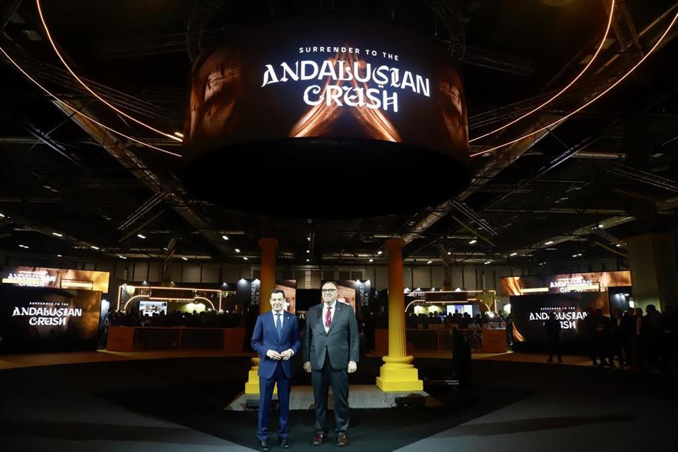 El presidente de la Junta de Andalucía, Juanma Moreno (i) y el consejero de Turismo y Andalucía Global, Arturo Bernal Bergua (d) durante el acto de inauguración. A 22 de enero de 2025 en Madrid, España. El presidente de la Junta de Andalucía, Juanma Mor