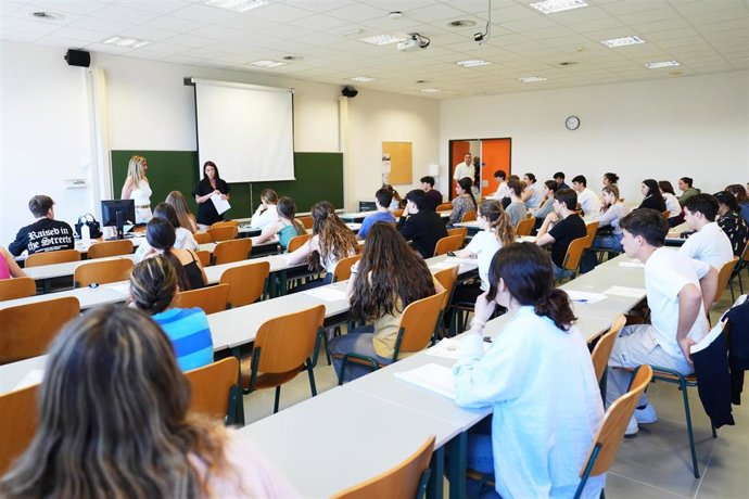 Archivo - Estudiantes se examinan durante el primer día de las pruebas de la Evaluación del Bachillerato para el Acceso a la Universidad (EBAU)
