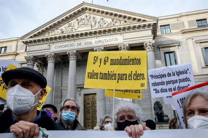 Archivo - Concentración convocada por Recuperando para manifestar su disconformidad con el acuerdo alcanzado por Gobierno e Iglesia sobre las inmatriculaciones, a 16 de febrero de 2022, en Madrid (España). 