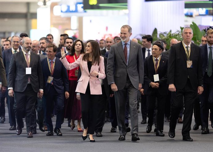 (I-D) El presidente del Senado, Pedro Rollán; el alcalde de Madrid, José Luis Martínez-Almeida; la Reina Letizia; el Rey Felipe VI y el presidente de IFEMA, José Vicente de los Mozos, durante la inauguración de FITUR