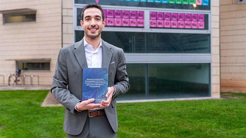 David Gómez de Segura, autor de la tesis de la UR que ha logrado nuevos compuestos fotoluminiscentes de platino e iridio, aplicables en biomedicina como agentes antitumorales.
