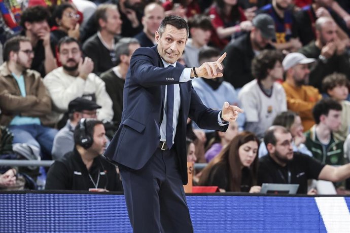 Natxo Lezkano, head coach of Morabanc Andorra gestures during the Liga Endesa ACB, match played between FC Barcelona and Morabanc Andorra at Palau Blaugrana on December 22, 2024 in Barcelona, Spain.