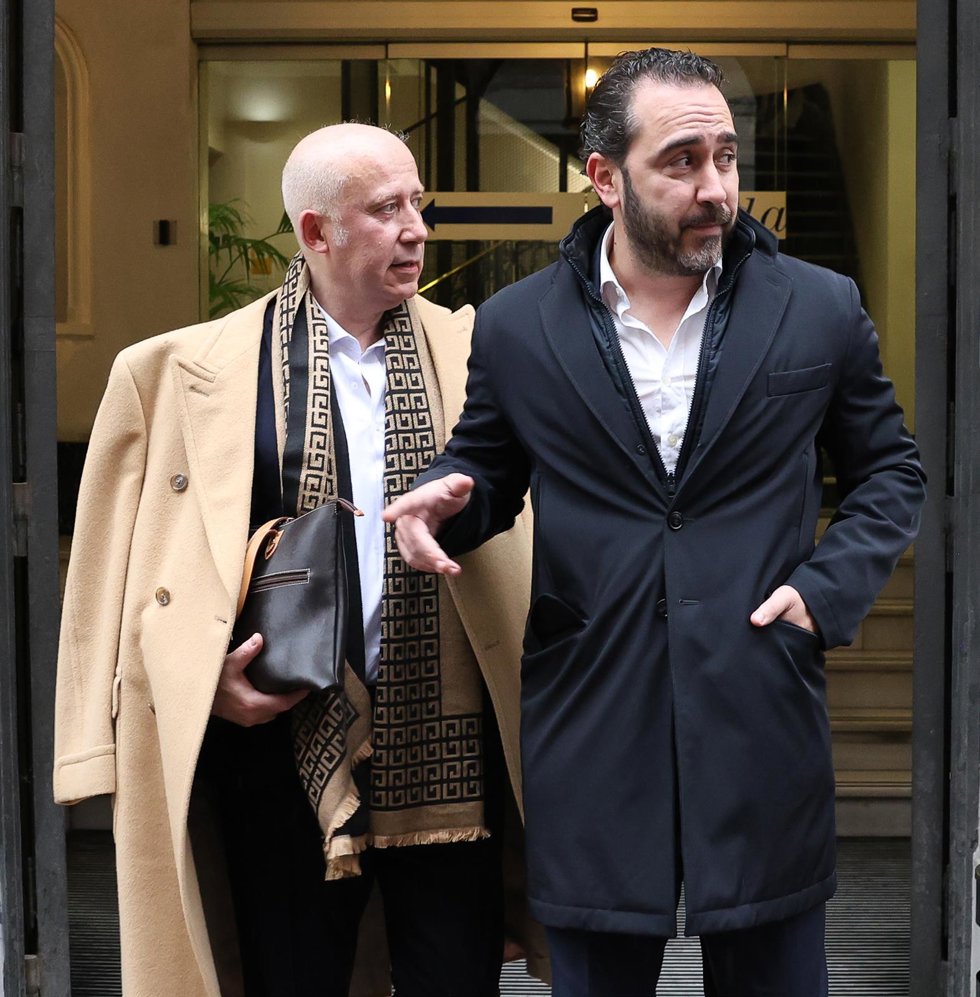 El empresario, Víctor de Aldama(d), atiende a los medios a su salida de una entrevista en la COPE, a 22 de enero de 2025, en Madrid (España). Aldama regresa a 'Herrera en COPE' con novedades importantes en torno a la documentación aportada tanto en el S