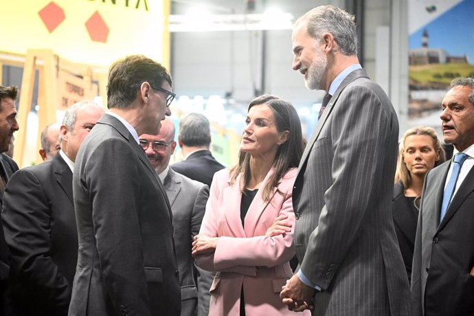 El presidente de la Generalitat de Cataluña, Salvador Illa, la Reina Letizia y el Rey Felipe durante la inauguración de la 45ª edición de la Feria Internacional de Turismo, Fitur 2025, en IFEMA Madrid, a 22 de enero de 2025, en Madrid (España). Fitur es u