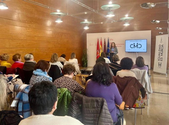 La concejala de Mujer, Políticas de Conciliación, Mayores y Discapacidad, Ascensión Carreño, presenta el proyecto 'Centros de la Mujer en Red'