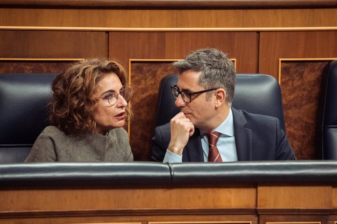 La vicepresidenta primera y ministra de Hacienda, María Jesús Montero, y el ministro de la Presidencia, Justicia y Relaciones con las Cortes, Félix Bolaños, durante una sesión plenaria extraordinaria, en el Congreso de los Diputados, a 22 de enero de 2025