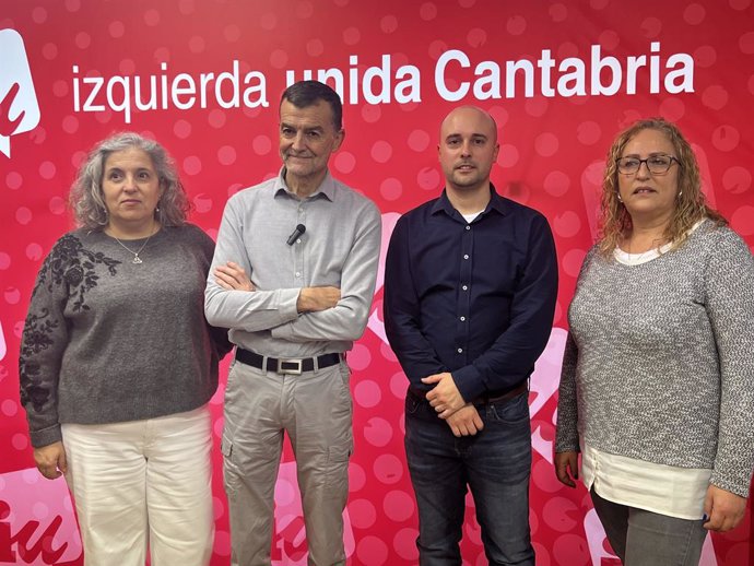 El coordinador federal de Izquierda Unida, Antonio Maíllo, con miembros de la formación en Cantabria