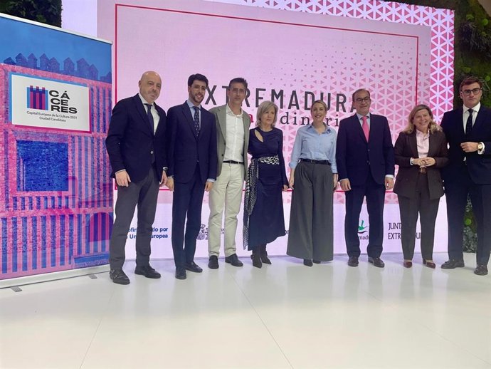 La presidenta de la Junta de Extremadura, María Guardiola, y el alcalde de Cáceres, Rafael Mateos, en el stand de Extremadura en Fitur