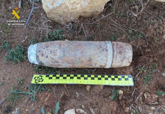 Archivo - Proyectil de artillería hallado en unas obras en la N-601, en La Mudarra (Valladolid).