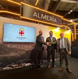 El director general de Viajeros de Renfe, Rafael Cortés, el concejal de Turismo, Comunicaciones y Promoción del Ayuntamiento de Almería, Joaquín Pérez de la Blanca, y el gerente del Área de Servicios Comerciales Sur de Renfe, José Ángel Ferrero.