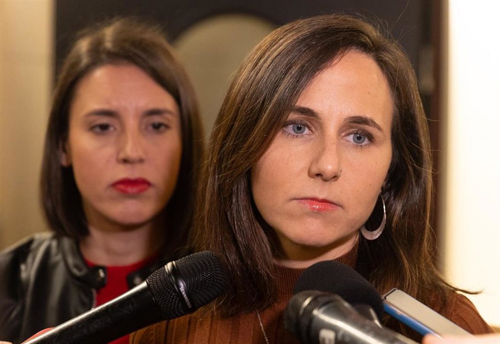 Archivo - (I-D) La eurodiputada de Podemos, Irene Montero y la secretaria general de Podemos y diputada, Ione Belarra, ofrecen declaraciones en el Congreso de los Diputados, a 8 de noviembre de 2024, en Madrid (España).