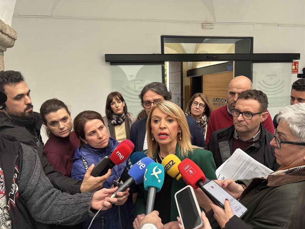 La portavoz del Grupo Parlamentario Socialista, Piedad Álvarez, atiende a los medios