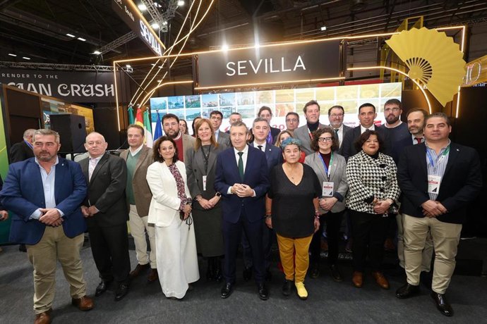 Foto de familia del presidente de la Diputación con alcaldes y alcaldesas de la provincia, en el stand de Sevilla en Fitur.