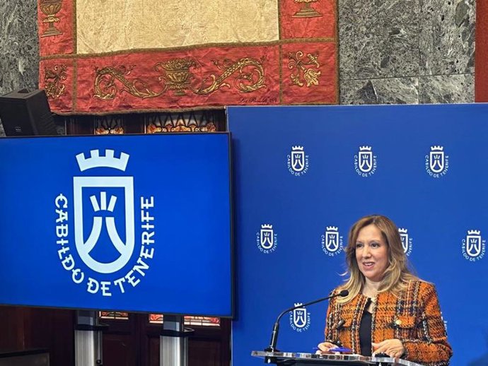 La presidenta del Cabildo de Tenerife, Rosa Dávila, y el consejero de Cultura del Cabildo, José Carlos Acha, presentan en rueda de prensa los acuerdos de consejo de gobierno