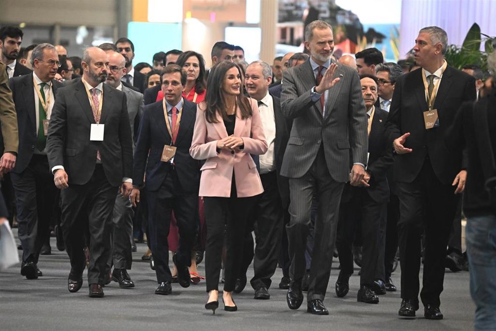 (I-D) El presidente del Senado, Pedro Rollán; el alcalde de Madrid, José Luis Martínez-Almeida; la Reina Letizia; el Rey Felipe VI y el presidente de IFEMA, José Vicente de los Mozos, durante la inauguración de la 45 edición de la Feria Internacional d