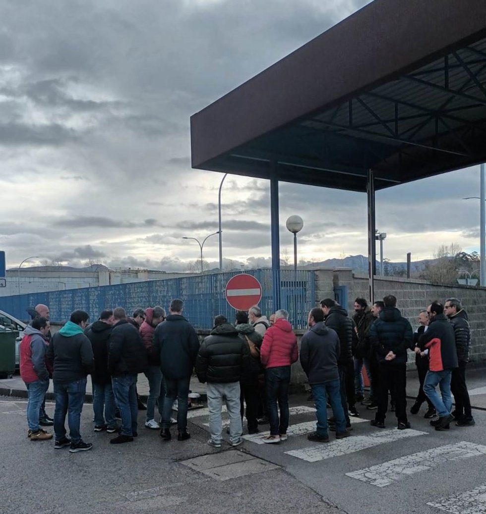 Trabajadores movilizados en la portería de la fábrica.