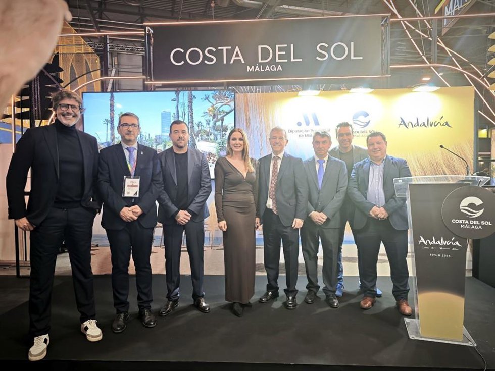 El alcalde de Estepona (Málaga), José María García Urbano, entre otros, en Fitur