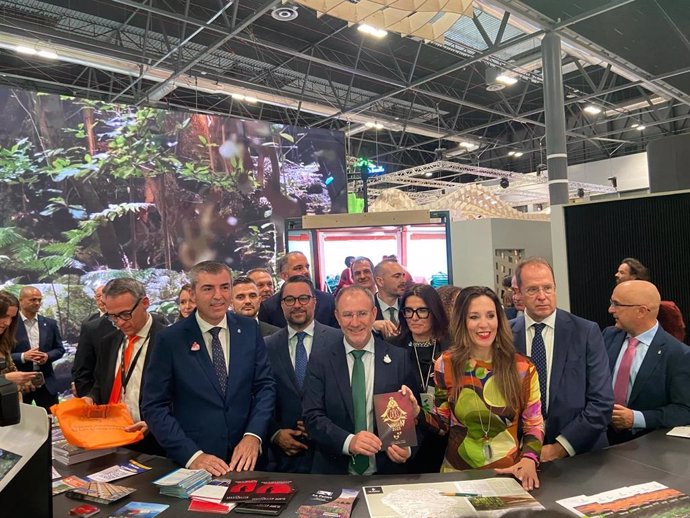 El vicepresidente canario, Manuel Domínguez (i), y la consejera Jéssica de León (d) en Fitur 2025.