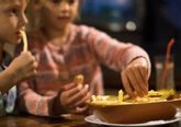 Foto: Casi la mitad de la dieta de los niños en España procede de alimentos ultraprocesados, según un estudio