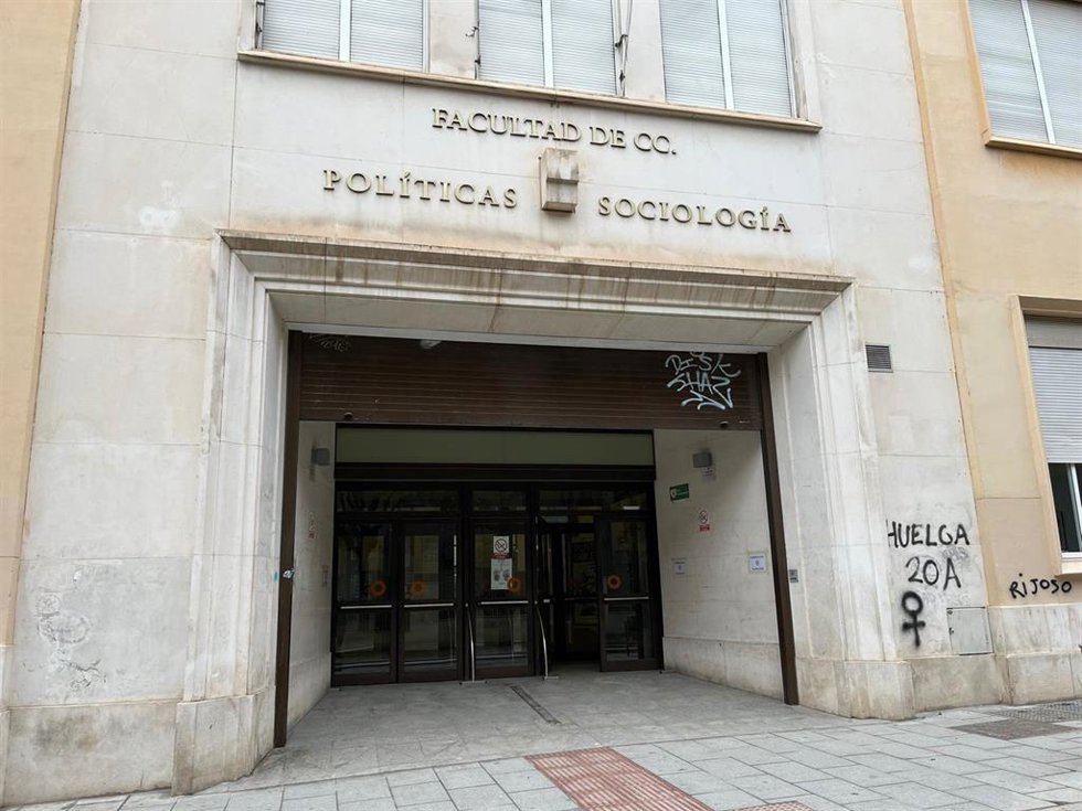 Archivo - Fachada de la Facultad de Ciencias Políticas y Sociología de la Universidad de Granada, en imagen de archivo