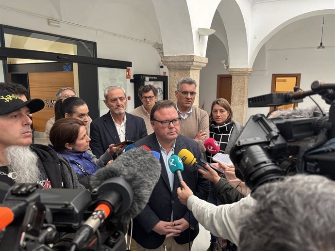 El portavoz de Hacienda y Presupuestos del Grupo Parlamentario Popular de Extremadura, Hipólito Pacheco, atiende a los medios de comunicación