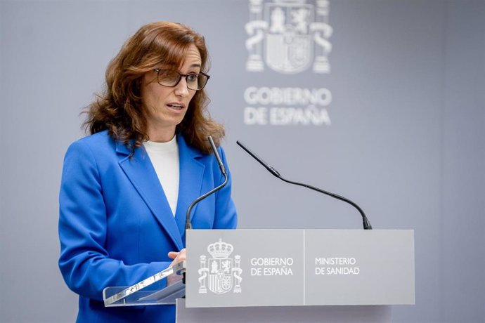 La ministra de Sanidad, Mónica García, durante una rueda de prensa,  tras la reunión del ámbito para abordar el Anteproyecto de Ley del Estatuto Marco, en la sede del Ministerio.