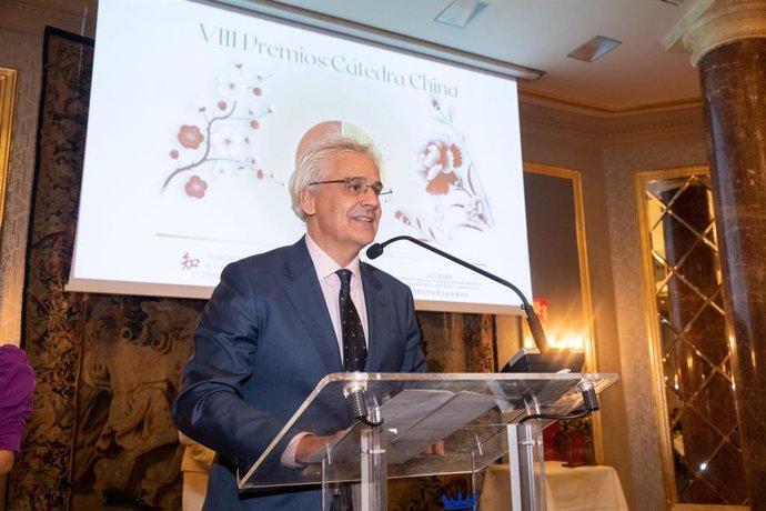 El director del Real, Ignacio García-Belenguer, recoge el Premio Institucional Cátedra China  de manos del ministro consejero de Cultura de la Embajada de China en España, He Young, en un acto celebrado este martes en Madrid.