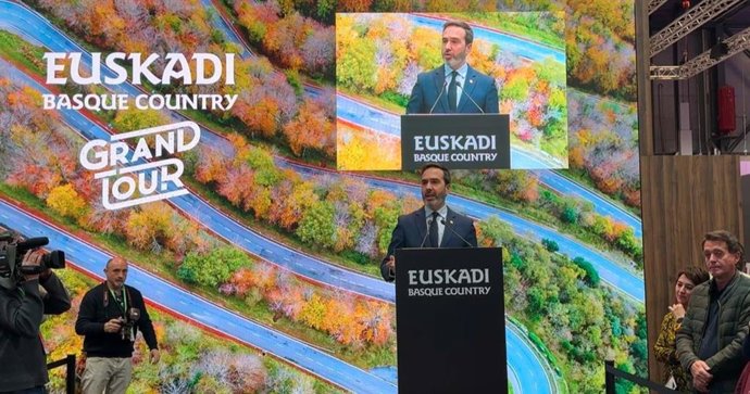 El consejero de Consumo, Comercio y Turismo, Javier Hurtado, inaugura el stand de Euskadi en Fitur