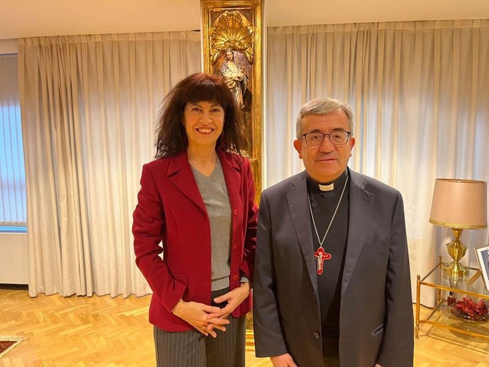 La ministra de Igualdad, Ana Redondo, con el presidente de la CEE, Luis Argüello.