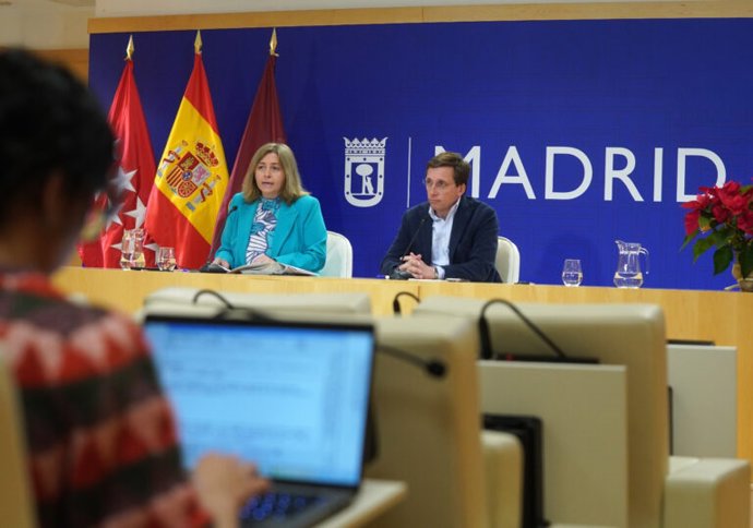 El alcalde de Madrid, José Luis Martínez-Almeida, y la portavoz del Ejecutivo, Inma Sanz, en la rueda de prensa posterior a la Junta de Gobierno