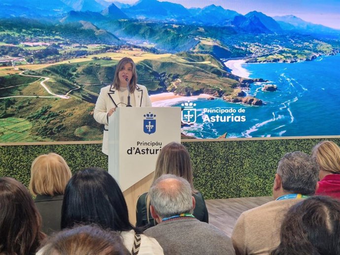 La vicepresidenta del Principado, Gimena Llamedo, durante el acto ede presentación del plan de acción del 40 aniversario de la marca Asturias Paraíso Natural, en el pabellón de Asturias en Fitur.