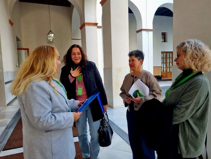 La diputada de Adelante Andalucía Maribel Mora, este miércoles en el Parlamento rodeada de trabajadoras del Servicio de Ayuda a Domicilio.